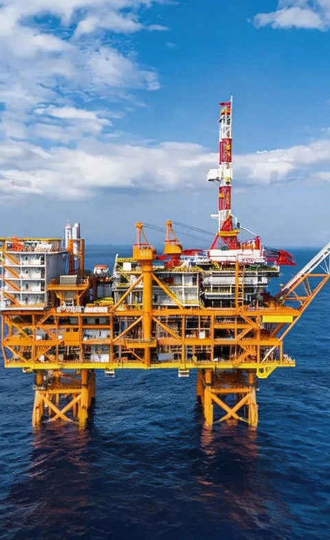 Морская буровая установка для бурения нефтяных скважин, соответствующая буровому насосному оборудованию